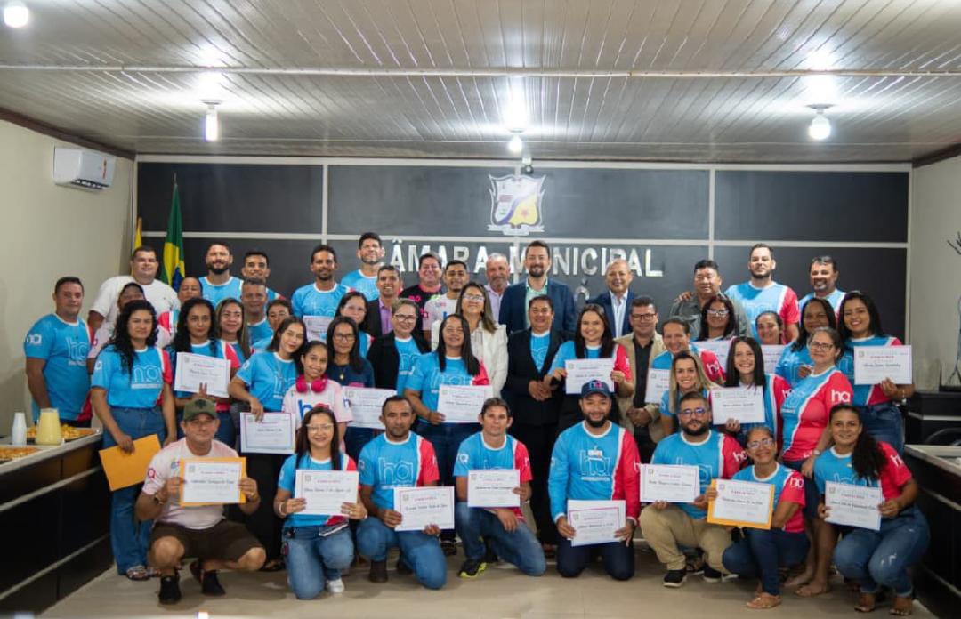 Em sessão marcada pela emoção, câmara homenageia voluntários do Hospital do Amor