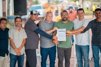 Vereadores participam de Ordem de Serviço nº 001/2026, que autoriza o início das obras de manutenção e recuperação de vias urbanas no município.